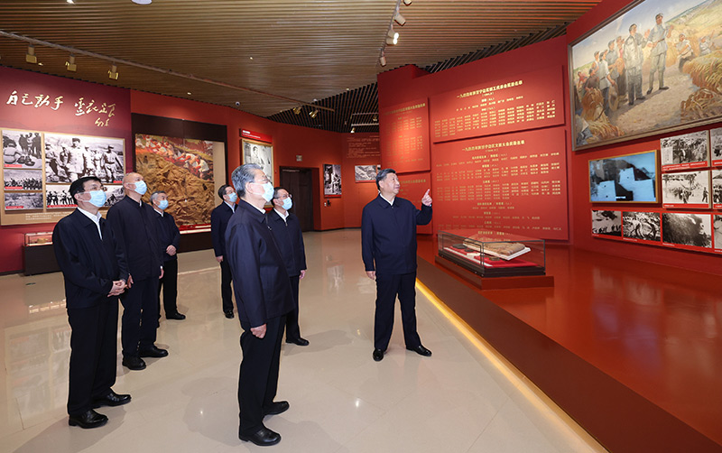 　　10月27日，中共中央總書記、國家主席、中央軍委主席習(xí)近平帶領(lǐng)中共中央政治局常委李強(qiáng)、趙樂際、王滬寧、蔡奇、丁薛祥、李希，瞻仰延安革命紀(jì)念地。這是習(xí)近平等在延安革命紀(jì)念館，參觀《偉大歷程——中共中央在延安十三年歷史陳列》。